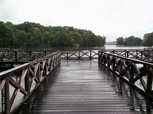 Fotografie Regenschauer an der Bootsanlegestelle am Stadtsee