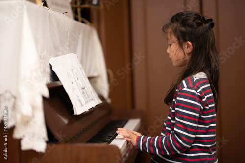 ピアノを演奏する少女