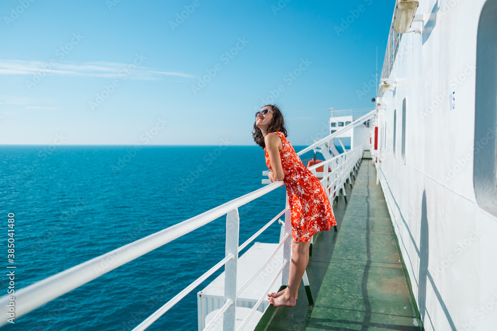A woman is sailing on a cruise ship - obrazy, fototapety, plakaty 