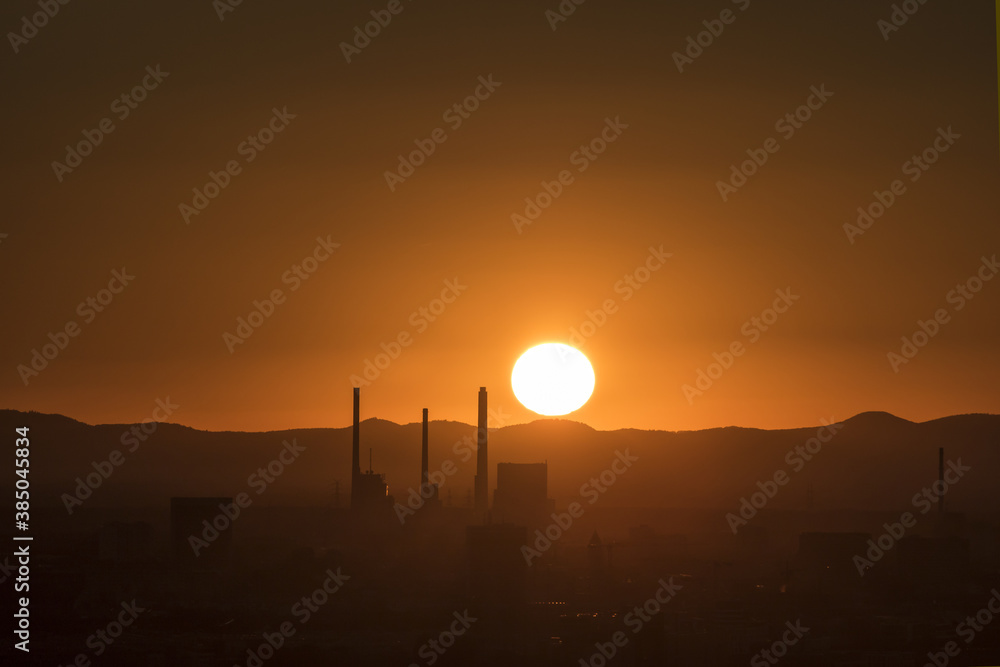 Sonnenuntergang hinter einer Industriekulisse