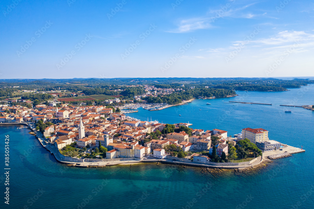 Die Altstadt von Porec in Kroatien aus der Luft fotografiert