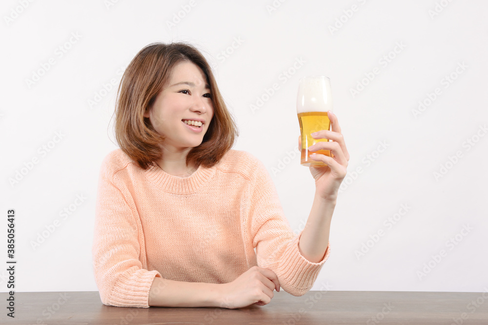 ビールを飲む若い女性