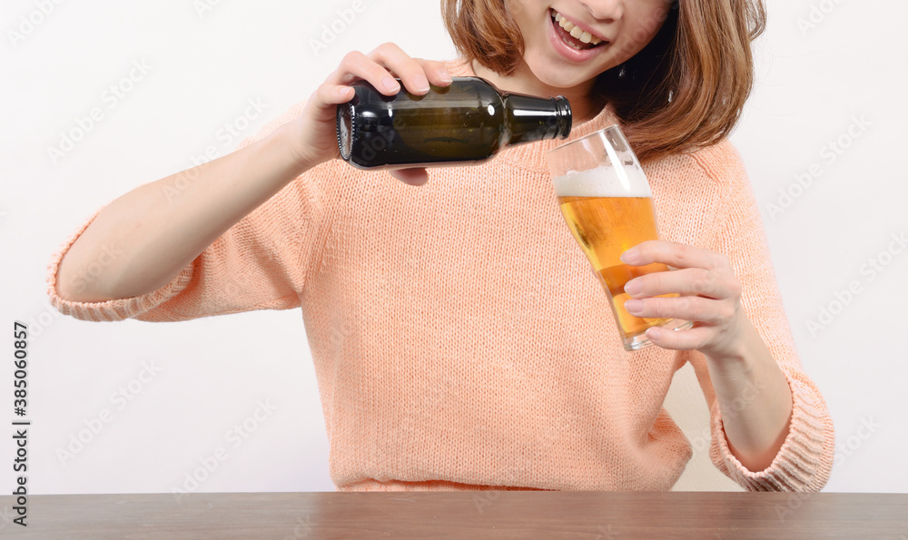 ビールを飲む若い女性 ビールを飲む若い女性