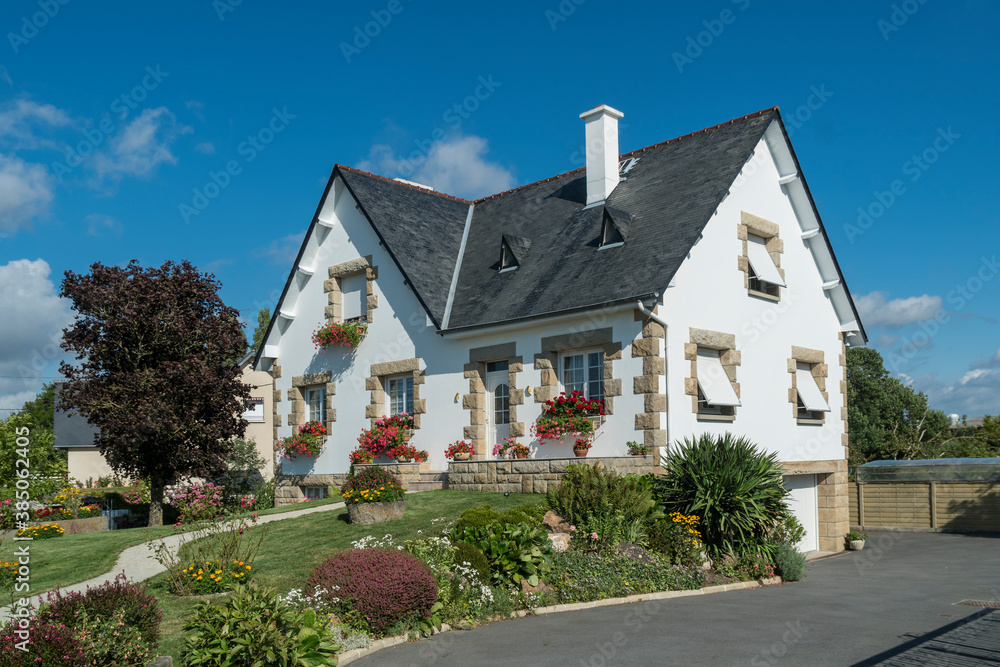 Haus mit Blumenschmuck in Pontorson