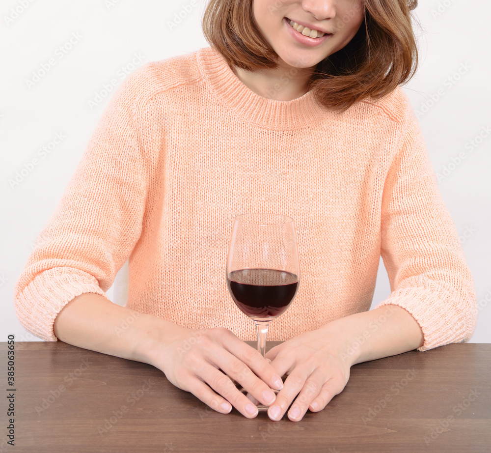 ワインを飲む若い女性