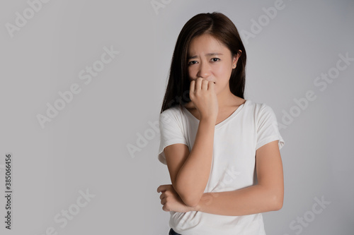Foto Asian woman is worried