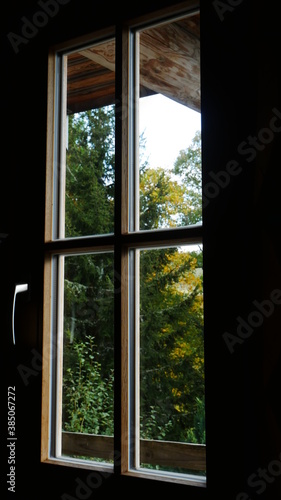Blick aus dem Fenster im Herbst