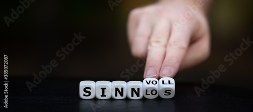 Wallpaper Mural Hand dreht einen Würfel und ändert das Wort "sinnlos" in "sinnvoll".	 Torontodigital.ca