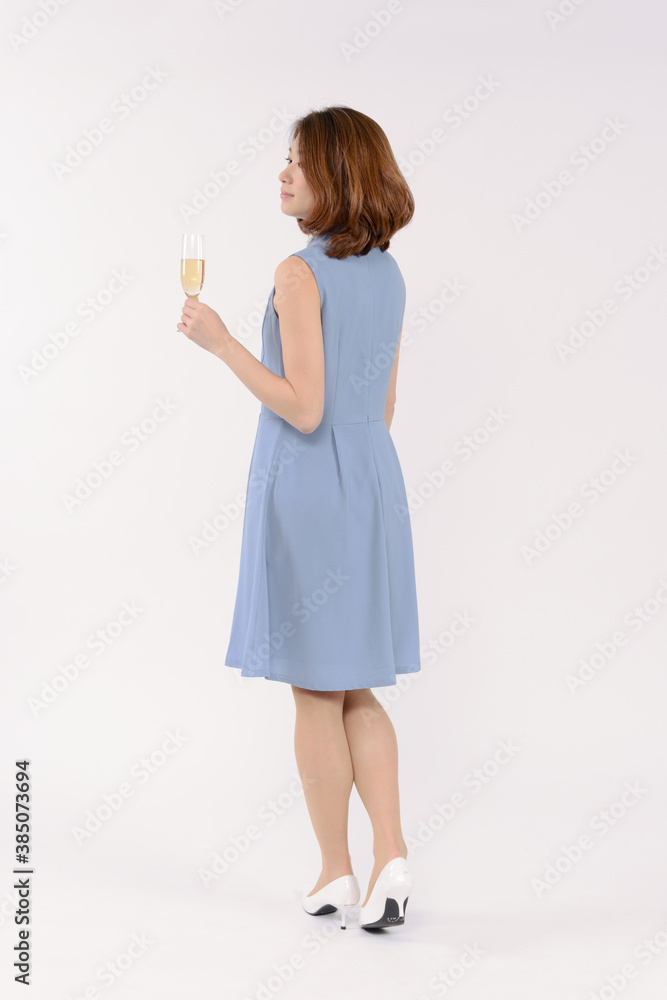 シャンパンを飲む若い女性 シャンパンを飲む若い女性