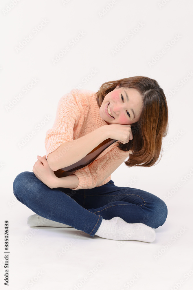 一升瓶を持った酔っ払った若い女性 一升瓶を持った酔っ払った若い女性