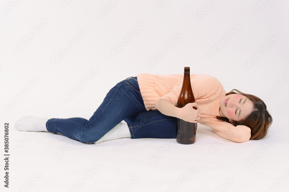 Naklejka premium 酔っ払った一升瓶を持った女性