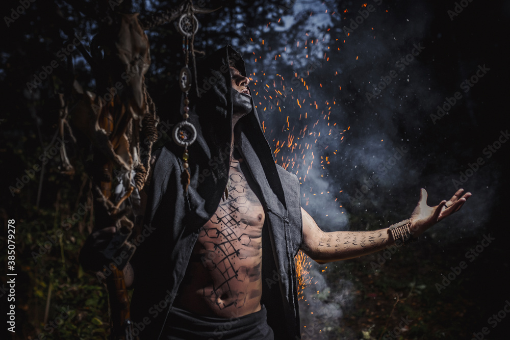 Naklejka premium Sorcerer with marks on his body in the forest