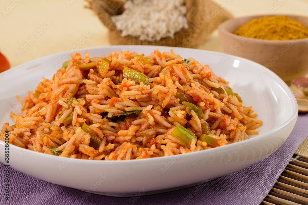 Risotto con verdure, curcuma e pomodoro con ingredienti, close-up, fuoco selettivo Risotto con verdure, curcuma e pomodoro con ingredienti, close-up, fuoco selettivo
