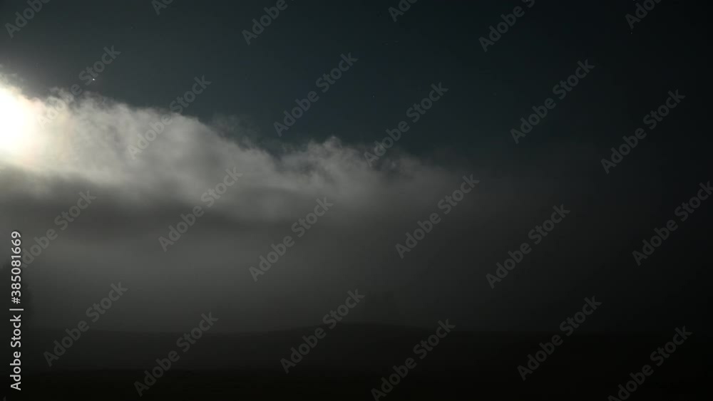 Zeitraffer in den Bergen der Dolomiten. Mystische Nacht- Landschaft mit einem Wolkenwirbel. Zeitraffer in den Bergen der Dolomiten. Mystische Nacht- Landschaft mit einem Wolkenwirbel.