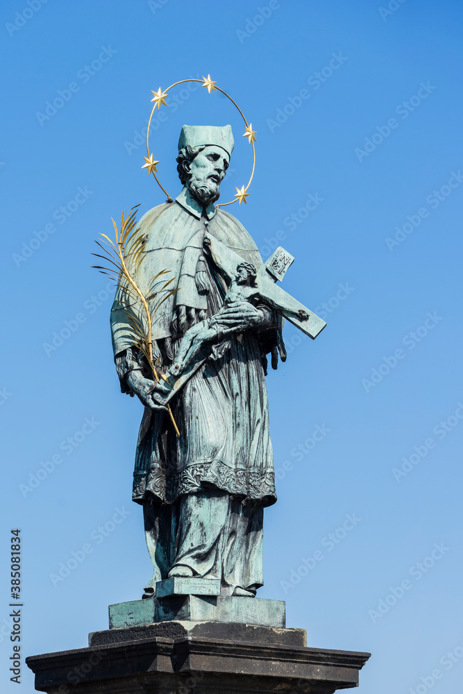 Statue Johannes Nepomuk auf der Karksbrücke in Prag