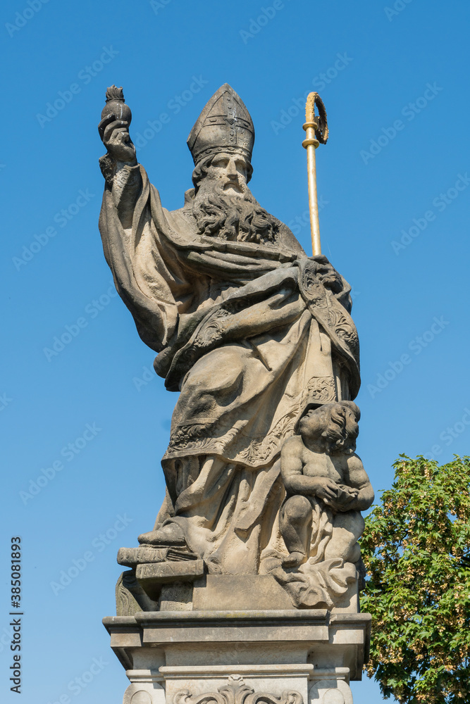Statue Augustinus von Hippo auf der Karlsbrücke in Prag