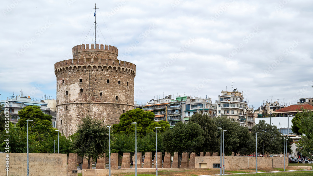 White Tower of Thessaloniki with walking people