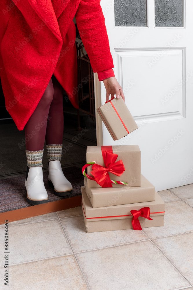Obraz premium Deliver hands gifts package box red new year delivery door
