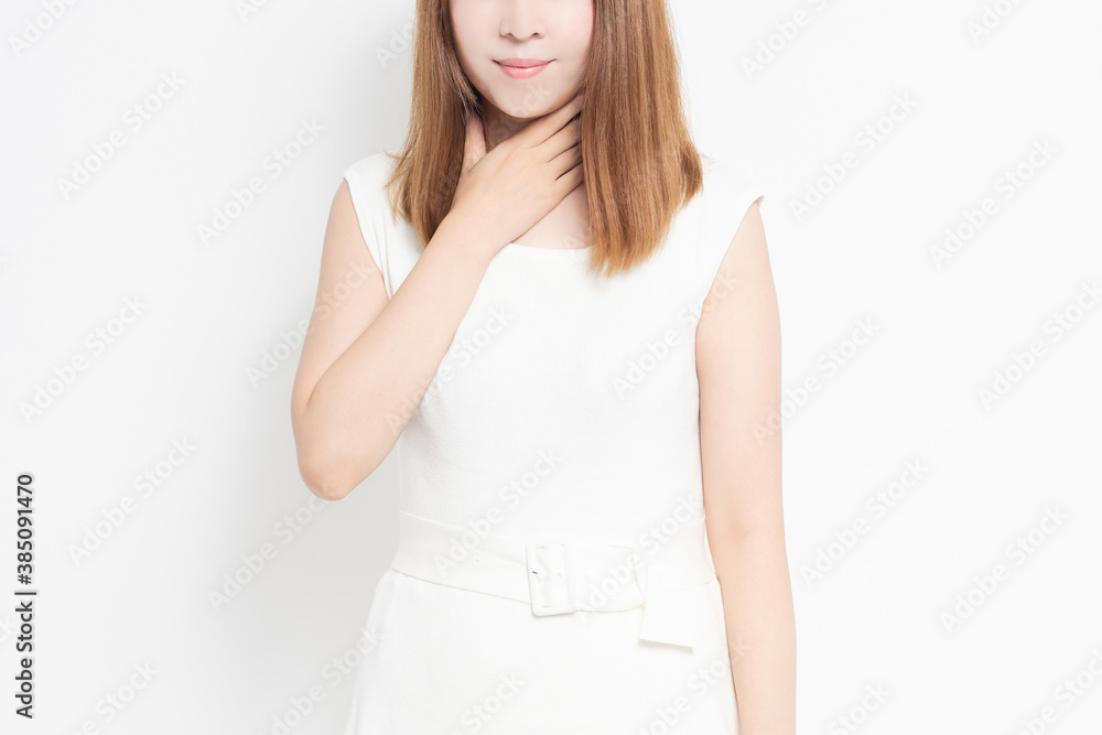 喉が痛い若い女性 喉が痛い若い女性
