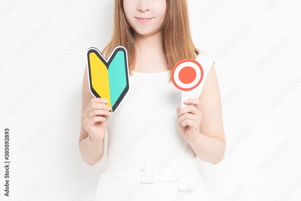 初心者マークを持つ若い女性 初心者マークを持つ若い女性