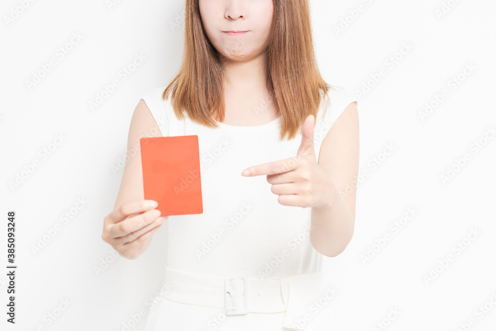レッドカードを手に持つ若い女性 レッドカードを手に持つ若い女性