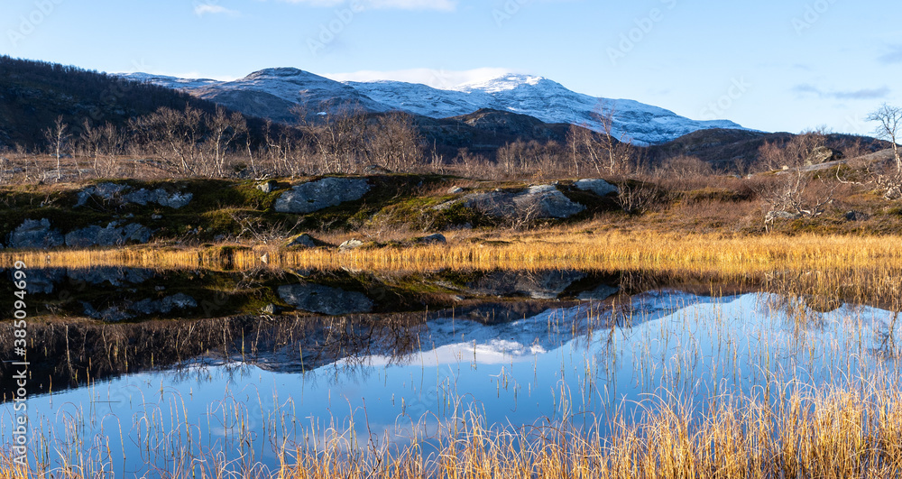 Bergsee vor Trollsjön oder Rissajaure in schwedisch Lappland