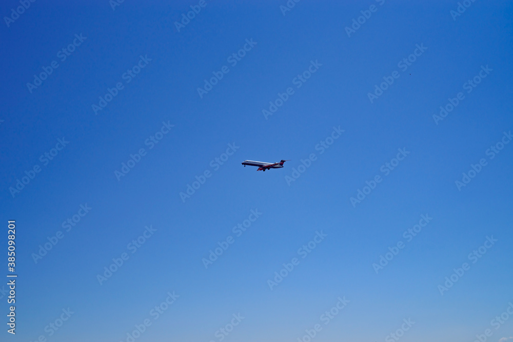 Fototapeta premium 青空と着陸態勢の飛行機・ジェット旅客機