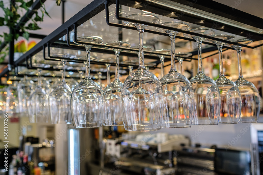 copas de vino vacias y brillantes en un bar copas de vino vacias y brillantes en un bar