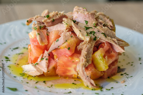 tomate con ventresca plato fresco