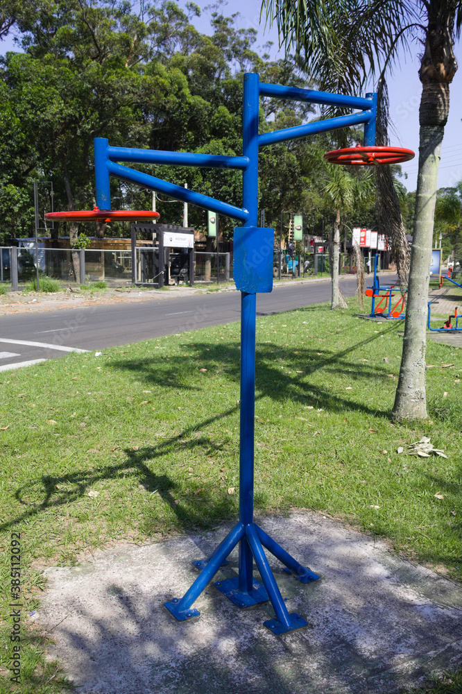 Fototapeta premium Aparelho para exercício físico em um parque da cidade