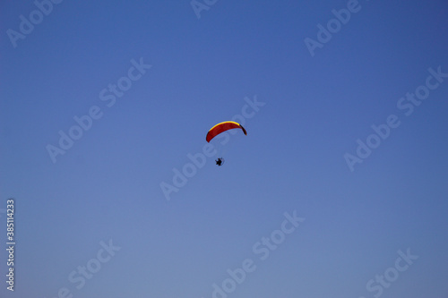 Parapente motorizado voando com o fundo do céu azul