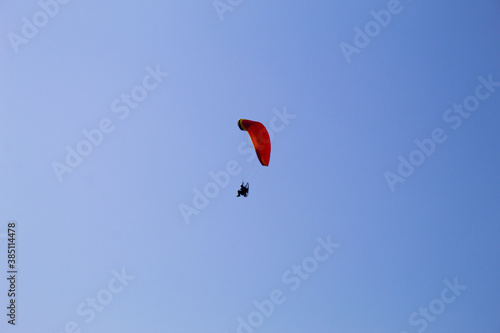 Parapente motorizado voando com o fundo do céu azul
