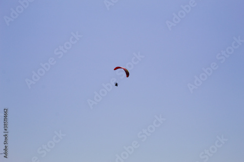Parapente motorizado voando com o fundo do céu azul