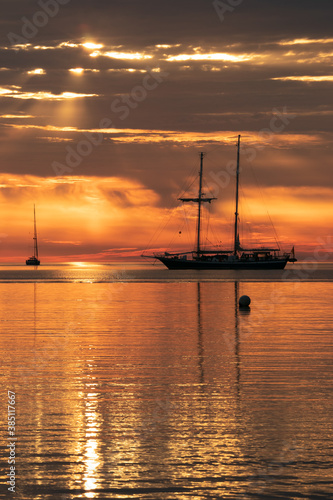 Segelschiff im goldenen Licht mit Sonnenstrahlen