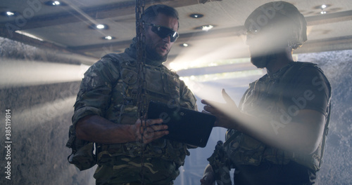 Obraz na plátně Soldier showing region plan to commander