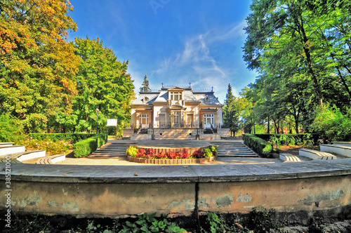 Pałacyk reprezentacyjny Karola Dittricha w parku w Żyrardowie.