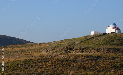 pueblos blancos de las islas ciclades de Grecia , a orillas del mar Mediterraneo