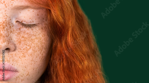 Foto Portrait of a red-haired girl with freckles