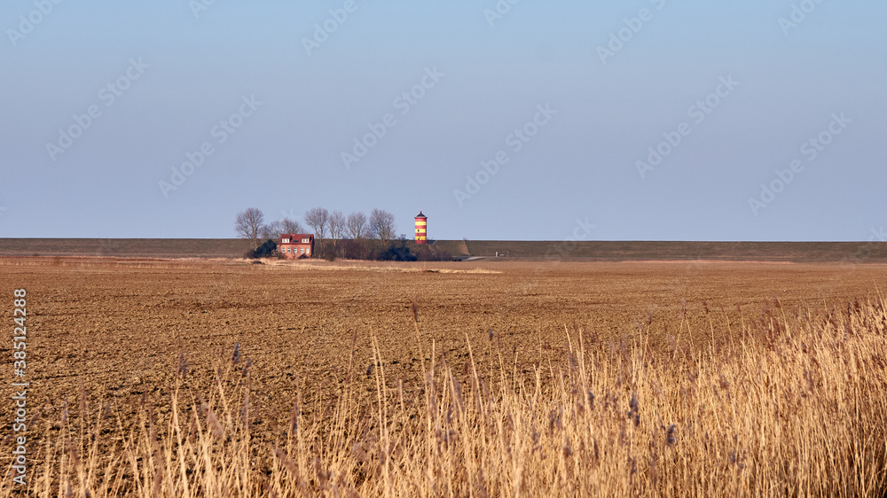 Fototapeta premium Fischereihafen von Greetsiel mit den Granat, Krabbenkuttern an der Nordsee in Ostfriesland.
