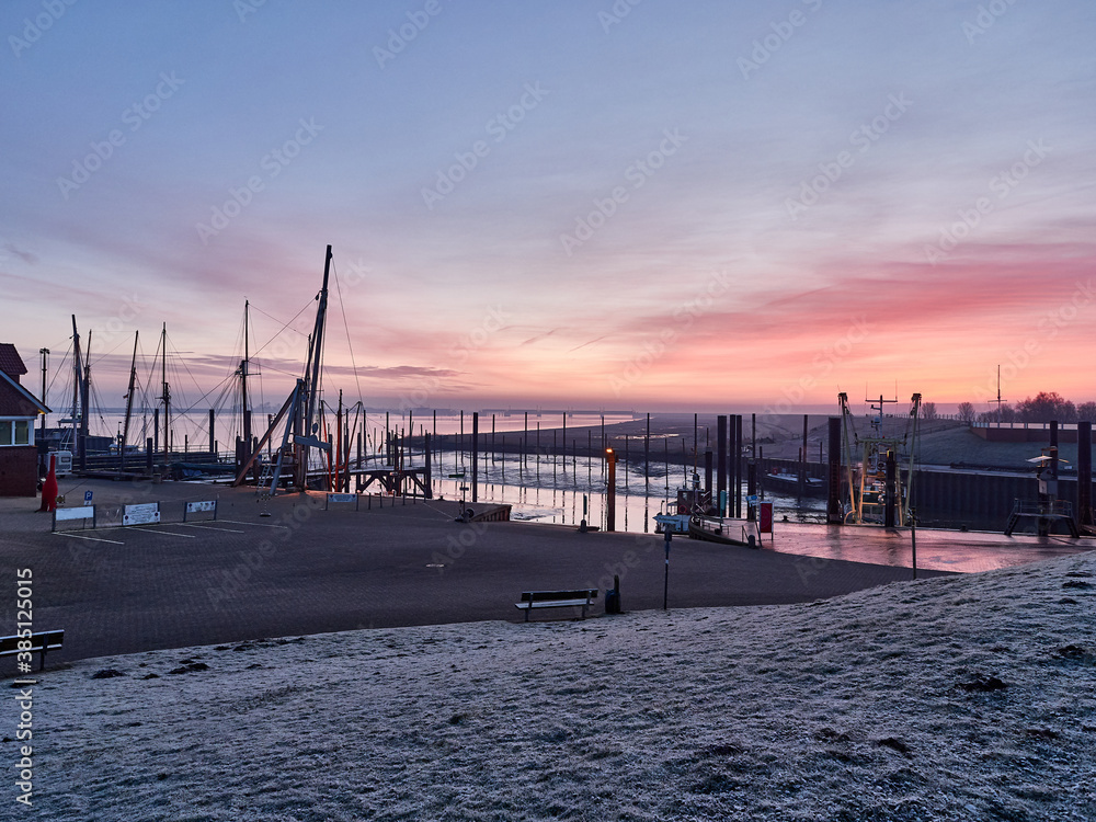 Sonnenaufgang in Ditzumer Hafen in Ostfriesland an der Nordsee verbunden durch die Ems über den Dollart.
Mit dem Weltkulturerbe Wattenmeer.