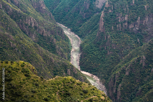 Río entre montañas