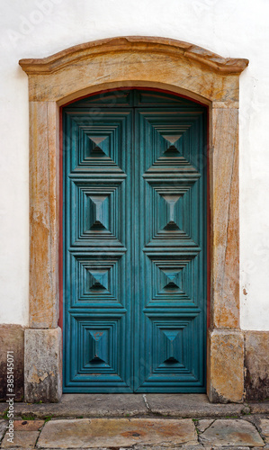 Ancient colonial door in historical city of Ouro Preto, Brazil © Wagner Campelo