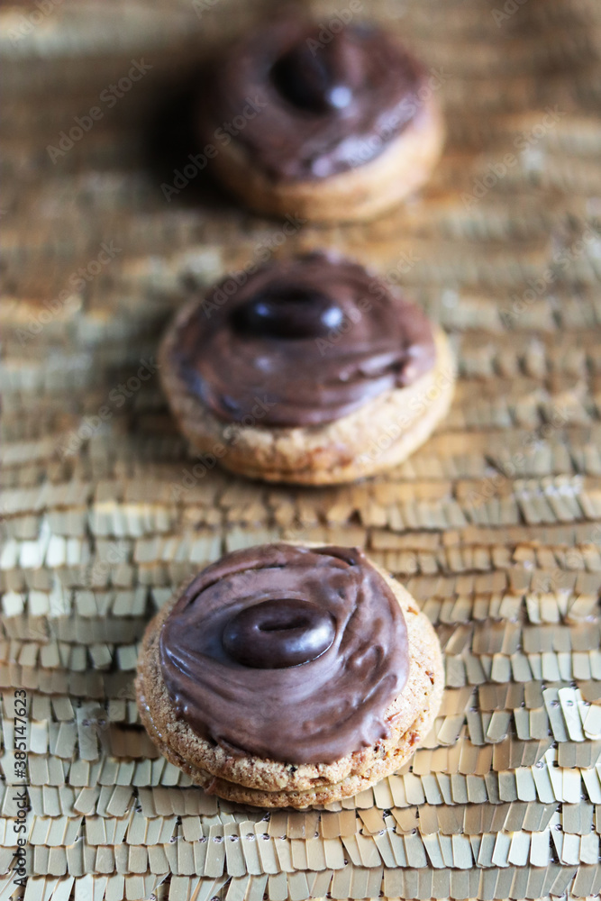 Mokka Biscuits mit Schokolade und Schokobohne. Mokka Biscuits mit Schokolade und Schokobohne.