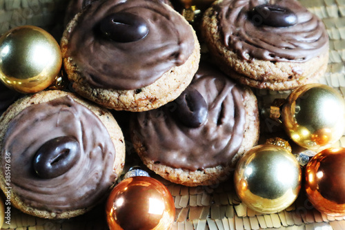 Mokka Biscuits mit Schokolade und Schokobohne.