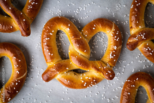 Photo baked pretzel on cooking pan
