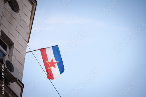 Tableau sur toile Yugoslav flag, with the red star of the communist socialist federal republic of yugoslavia (SFRY), waving in Belgrade, the former capital city of this disappeared state