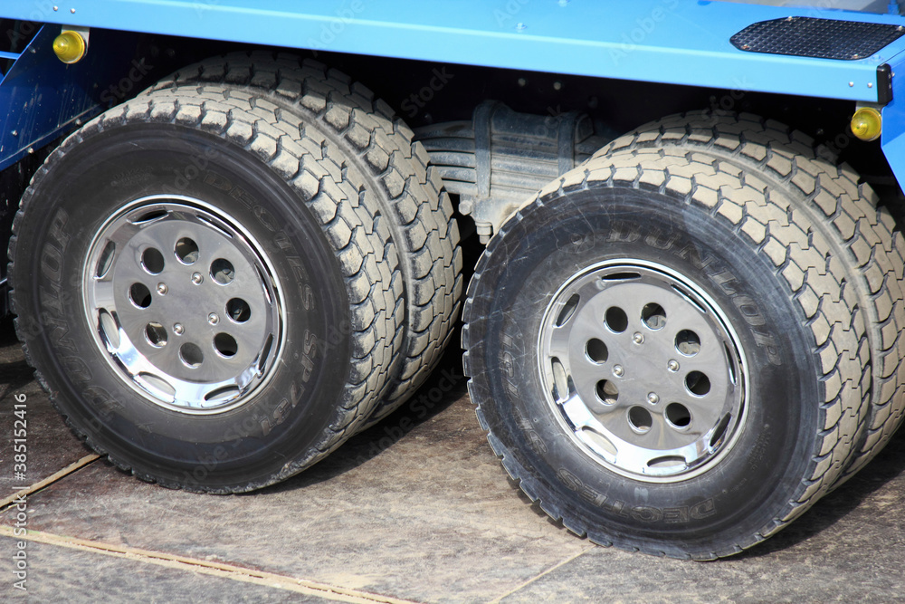 Naklejka premium トレーラーのタイヤ