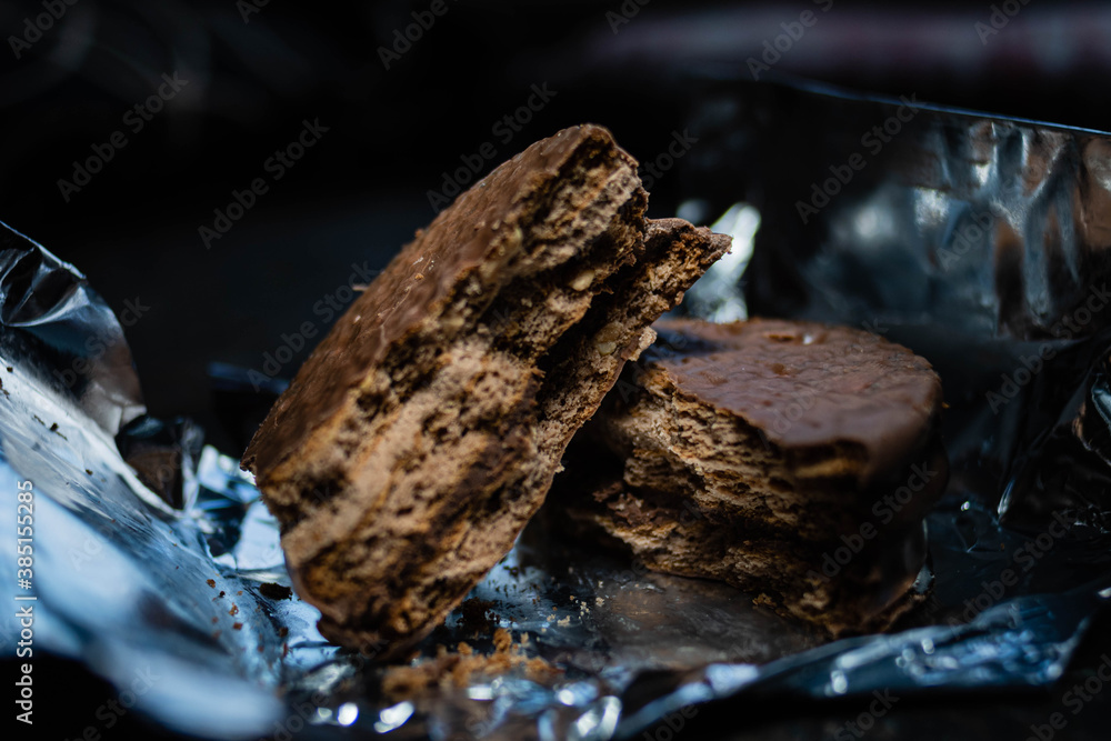 Fototapeta premium primer plano de alfajor triple capa de chocolate y crema de mani industrial con envoltorio metalizado tipico argentina cordoba
