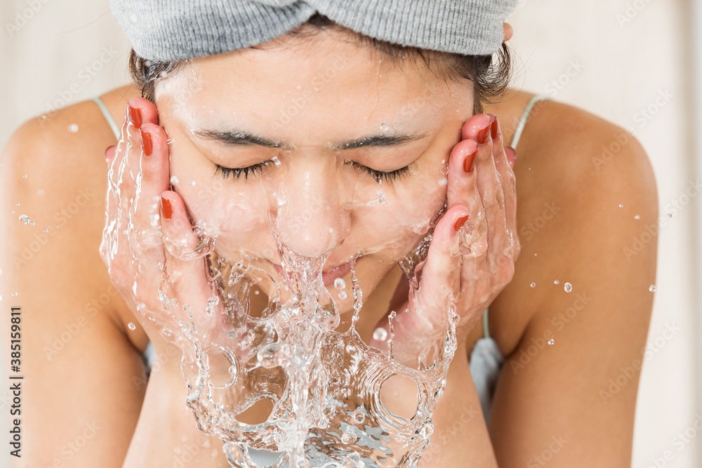 Fototapeta premium 洗顔する女性