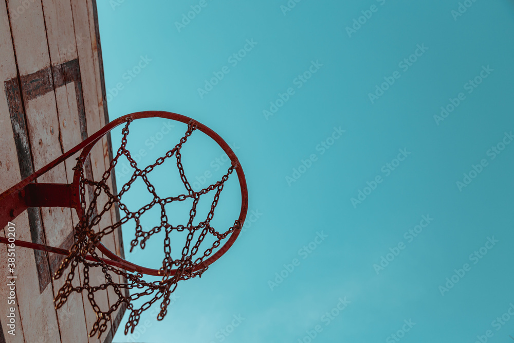 Aro de basketbakk con cielo azul de fondo, cancha de ciudad